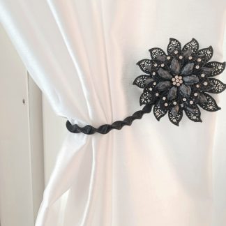 Kukka verhopidike musta