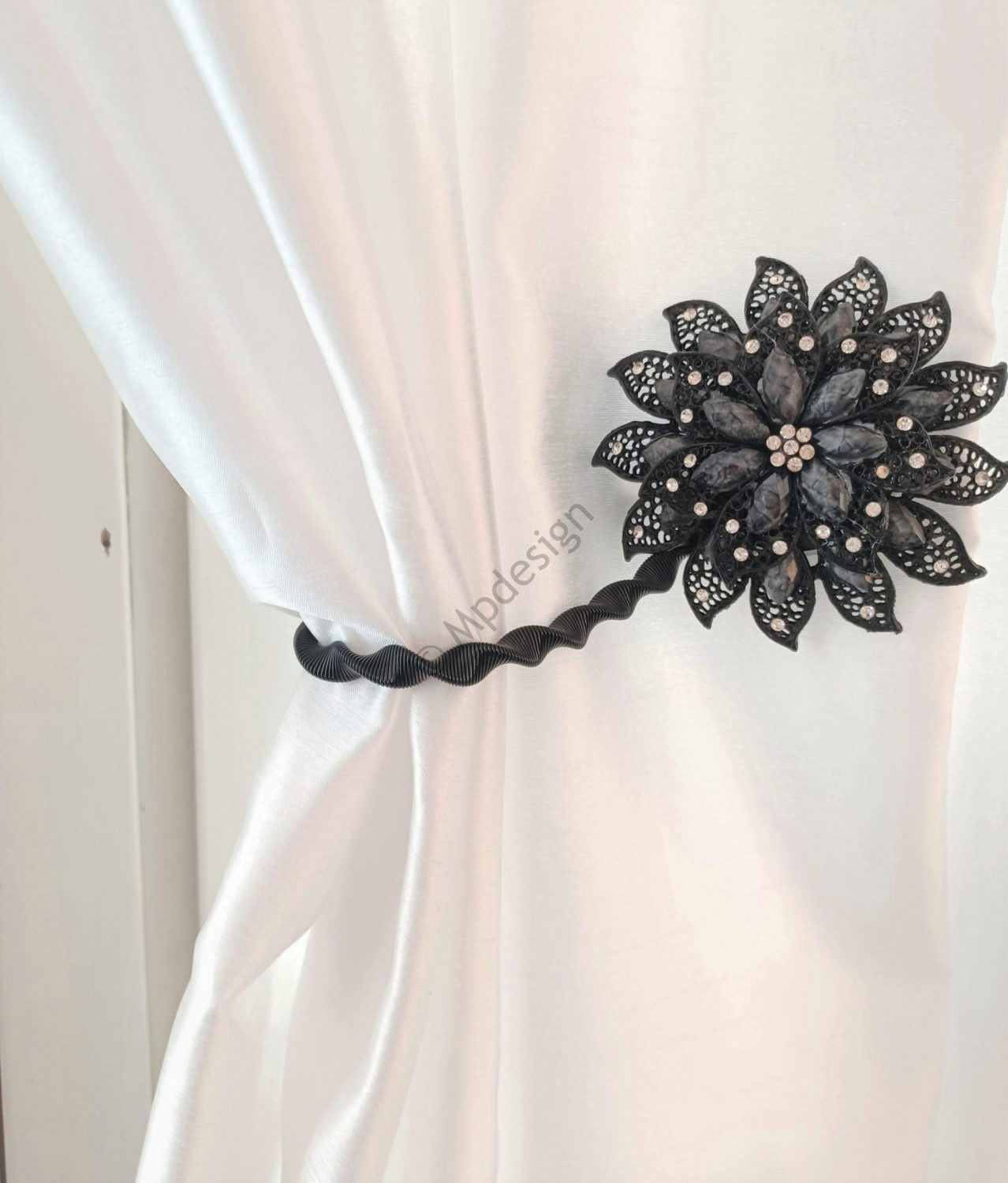 Kukka verhopidike musta